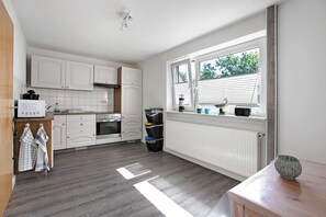 Een koelkast, een microgolfoven, een oven, een kookplaat