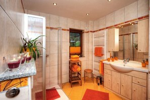 Dusche, Haartrockner, Handtücher