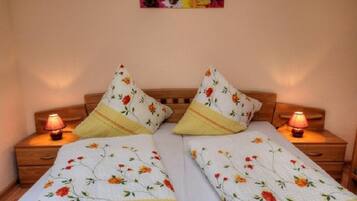 2 bedrooms, iron/ironing board, free WiFi, bed sheets