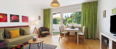 Een televisie, een dvd-speler en een stereo