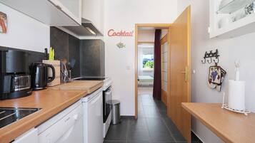 Een koelkast, een oven, een kookplaat, een vaatwasser