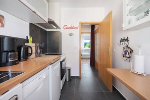 Frigorífico, horno, placa de cocina y lavavajillas