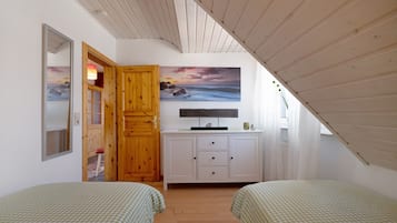 2 bedrooms, iron/ironing board, free WiFi, bed sheets