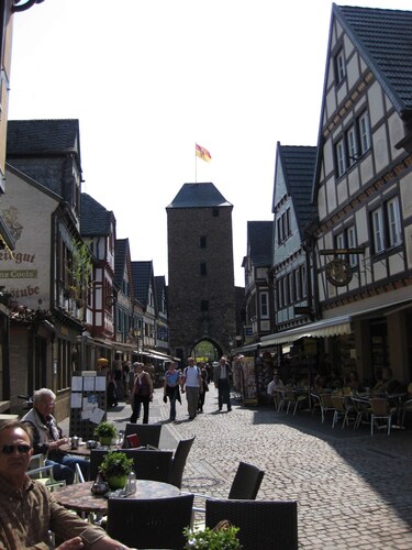 Ferienwohnung 'Bachem' mit Bergblick und Wi-Fi