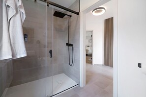 Een douche, gratis toiletartikelen, een haardroger, handdoeken