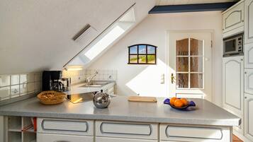 Een koelkast, een magnetron, een oven, een kookplaat