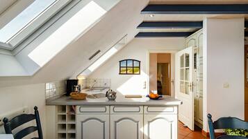 Een koelkast, een magnetron, een oven, een kookplaat