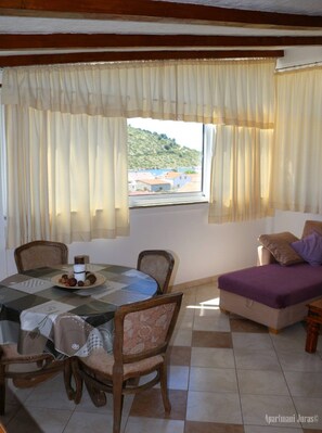 Apartment (Two Bedroom Apartment with Sea View) | Esszimmer