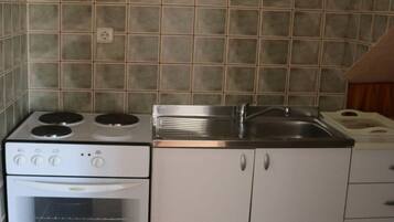 Estudio (Studio Apartment with Loggia) | Cocina privada | Refrigerador
