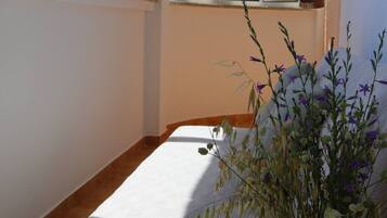 Estudio (Studio Apartment with Balcony and Sid) | Balcón