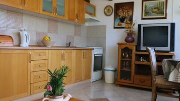 Departamento (Two Bedroom Apartment with Sea View) | Cocina privada | Refrigerador