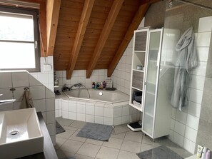 Een douche, een haardroger, handdoeken