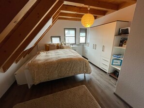 3 bedrooms, iron/ironing board, free WiFi, bed sheets