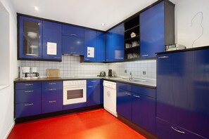 ثلاجة، ميكروويف، فرن، موقد طهي مسطح