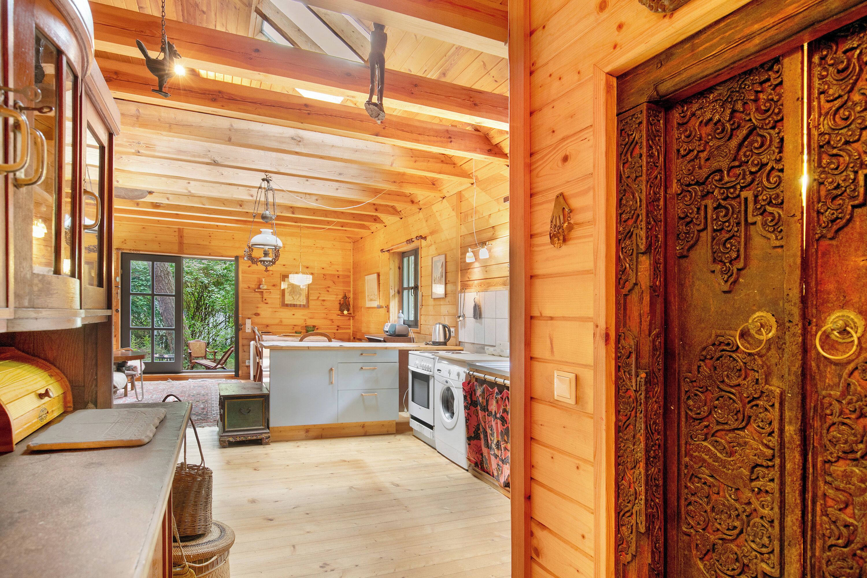 Een koelkast, een oven, een kookplaat, een koffiezetapparaat/waterkoker