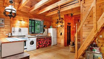 Kühlschrank, Ofen, Herdplatte, Wasserkocher mit Kaffee-/Teezubehör