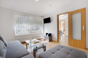 TV, DVD player, ping pong - Holiday Home 'Ferienhaus' with Private Terrace, Shared Garden and Wi-Fi (Großkoschen)