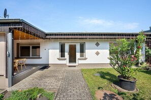 Exterior - Holiday Home 'Ferienhaus' with Private Terrace, Shared Garden and Wi-Fi (Großkoschen)