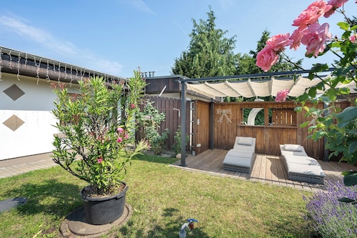 Ferienhaus mit privater Terrasse, gemeinsamem Garten und WLAN