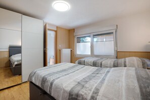 1 bedroom, free WiFi, bed sheets - Holiday Home 'Ferienhaus' with Private Terrace, Shared Garden and Wi-Fi (Großkoschen)