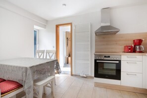 Dining - Holiday Home 'Ferienhaus' with Private Terrace, Shared Garden and Wi-Fi (Großkoschen)