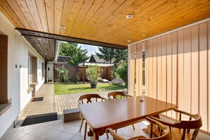 Outdoor dining - Holiday Home 'Ferienhaus' with Private Terrace, Shared Garden and Wi-Fi (Großkoschen)