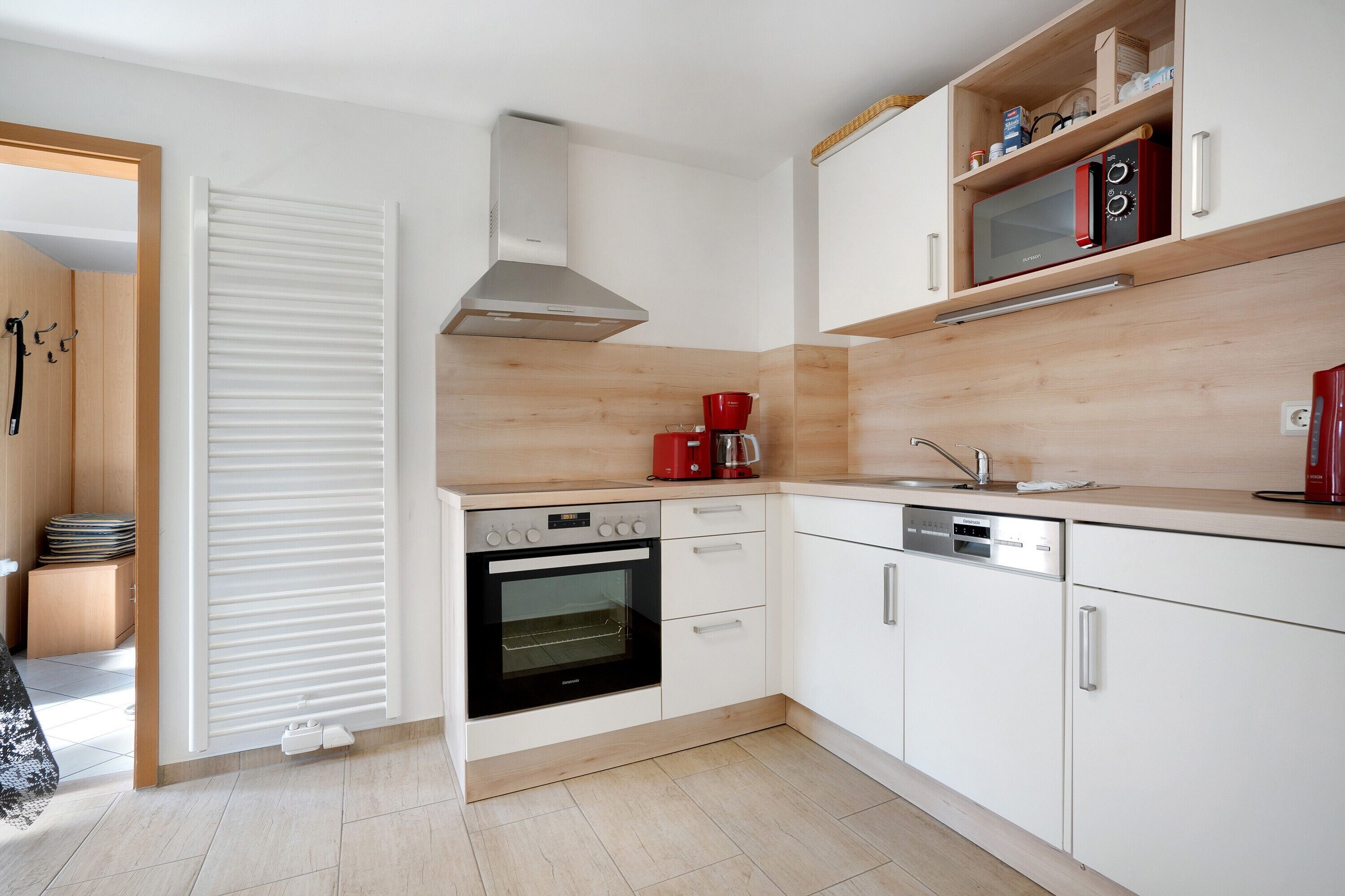 Een koelkast, een magnetron, een oven, een kookplaat