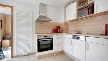 Een koelkast, een magnetron, een oven, een kookplaat