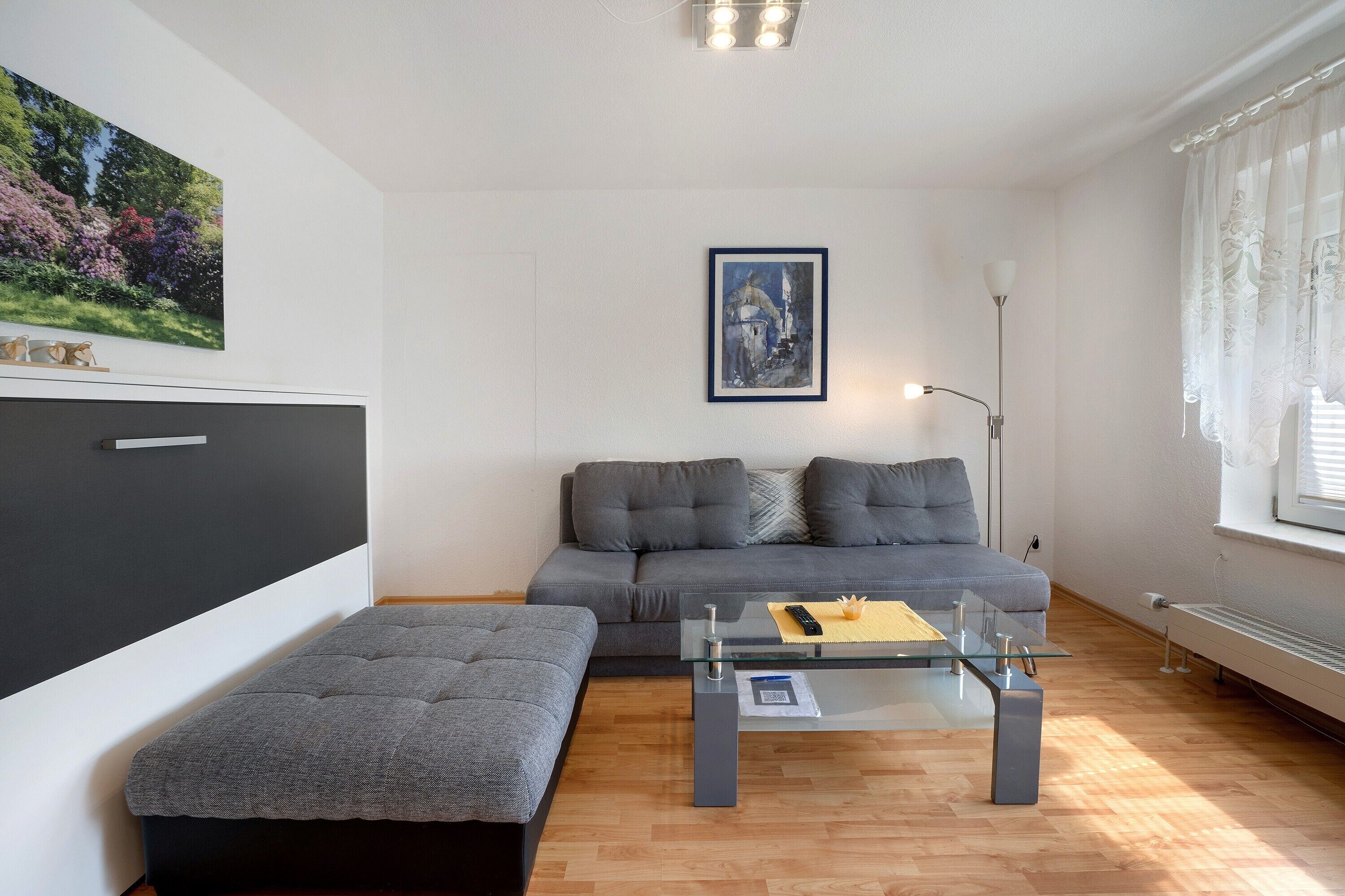 Fernseher, DVD-Player, Tischtennisplatte