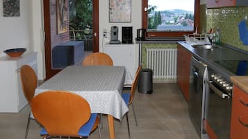 Een koffiezetapparaat/waterkoker, een koelkast, een magnetron, een oven