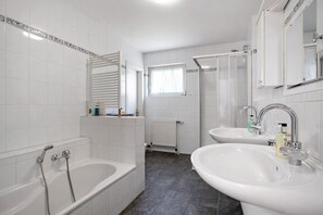 Shower, hair dryer, towels - Apartment 'Erdgeschosswohnung' with Private Terrace, Private Garden and Wi-Fi (Westerdeichstrich)