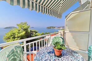 Apartment (One Bedroom Apartment with Terrace an) | Balcony
