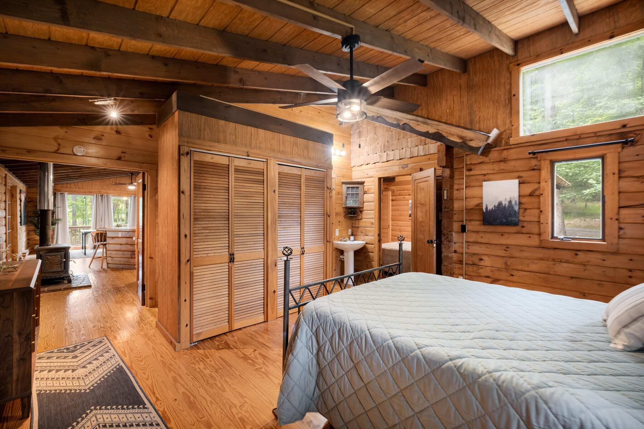 5 bedrooms, iron/ironing board, WiFi, bed sheets