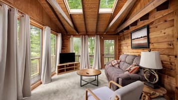 Een televisie en een open haard