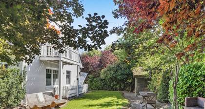Holiday apartment with garden next to the beach