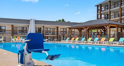 Downtown Branson 1 Bed Poolside Condo, Shores of Lake Taneycomo