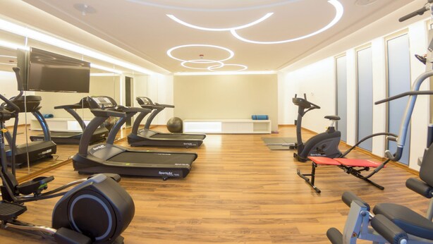 Ein Fitnessstudio mit Laufbändern, Ergometer und Crosstrainern.