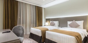 Seprai premium, tempat tidur Select Comfort, minibar, dan brankas