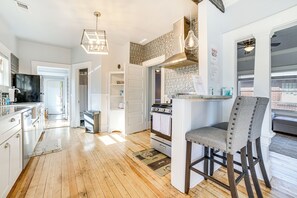 Frigorifero, microonde, piano cottura, lavastoviglie