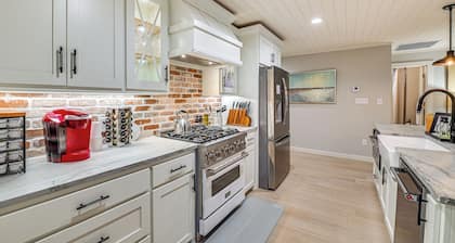 Private Hot Tub: Luxe Gem 3 Mi to Lake Ray Roberts