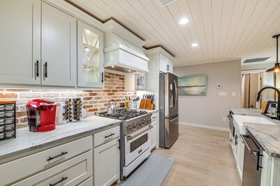 Private Hot Tub: Luxe Gem 3 Mi to Lake Ray Roberts