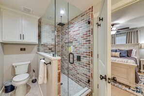 Hair dryer, towels - Hot Tub! Family Haven 3 Mi to Lake Ray Roberts (Pilot Point)