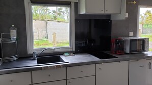 Kaffetrakter/tekoker, kjøleskap, mikrobølgeovn og kokeplater