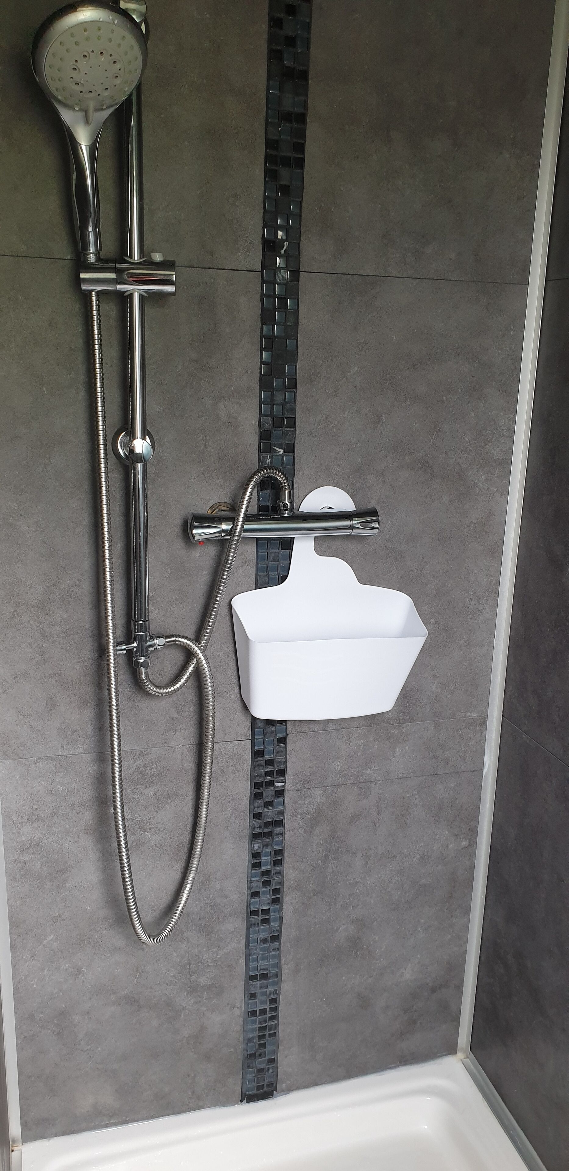 Een douche, een haardroger, handdoeken, zeep