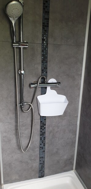 Douche, sèche-cheveux, serviettes fournies, savon