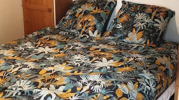 1 bedroom, travel crib, bed sheets