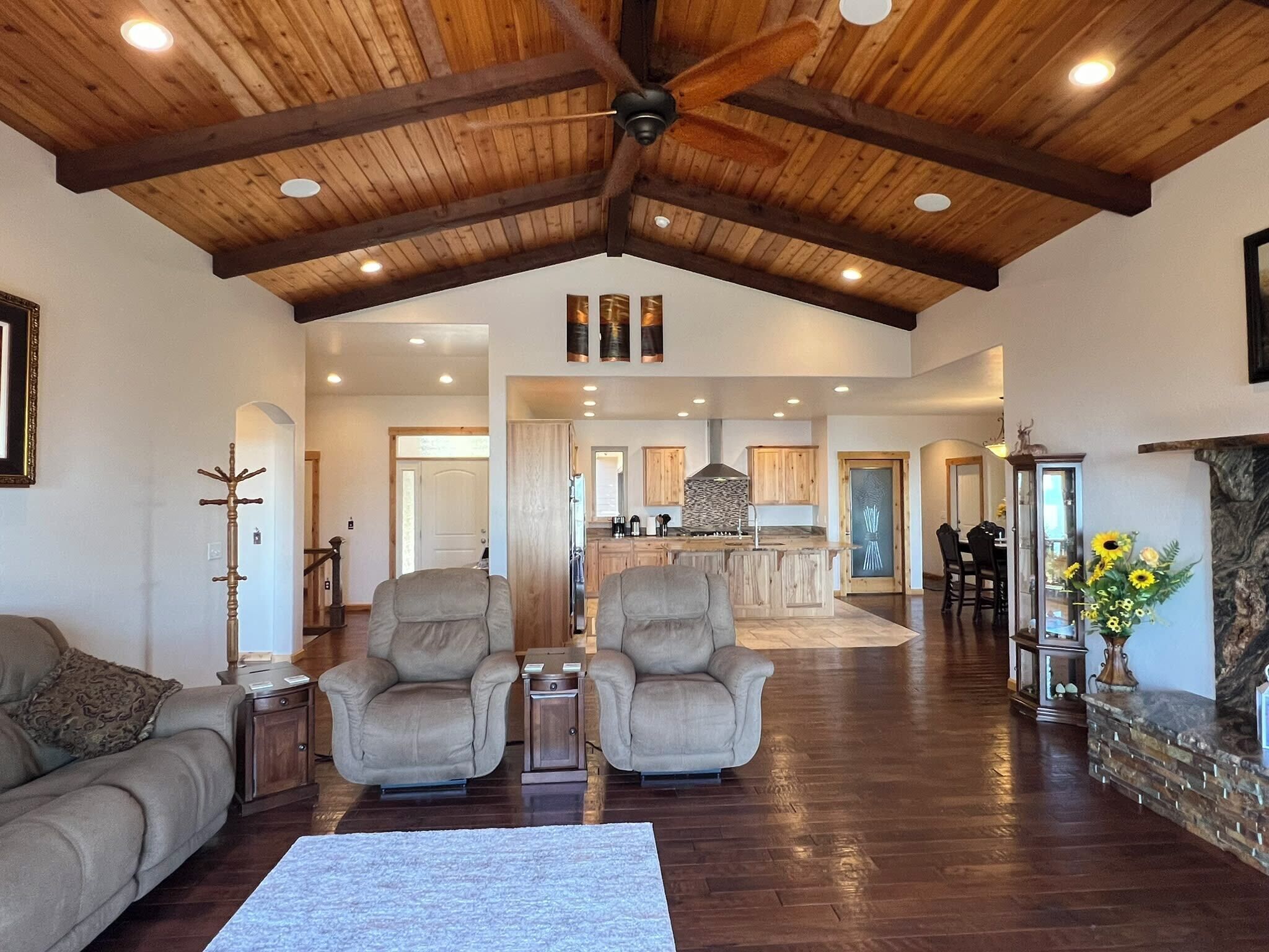 Televisión y oficina 