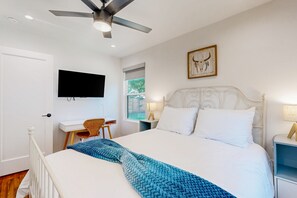 2 bedrooms, iron/ironing board, Internet, bed sheets