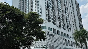 Un edificio de gran altura con varios pisos, ventanas amplias y un diseño arquitectónico moderno.