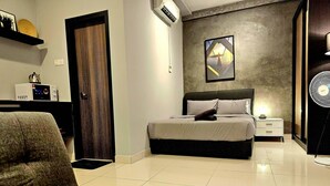 Un dormitorio moderno con cama, mesita de noche y ventilador de pie.